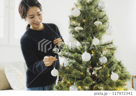 クリスマスリースと女性 117972341