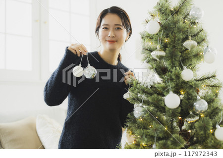 クリスマスリースと女性 クリスマスリースと女性 117972343