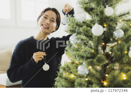 クリスマスリースと女性 117972346