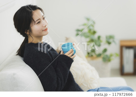 温かい飲み物を飲む女性 117972666