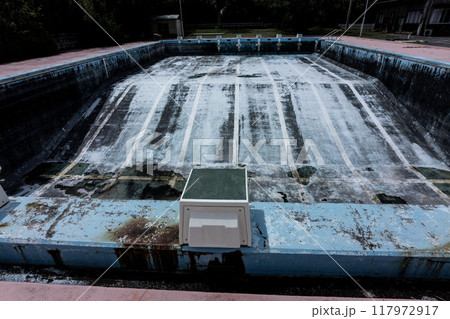 水のない傷んだプール、深い不気味な水泳場、廃墟になった潜水用プール、 水のない傷んだプール、深い不気味な水泳場、廃墟になった潜水用プール、 117972917