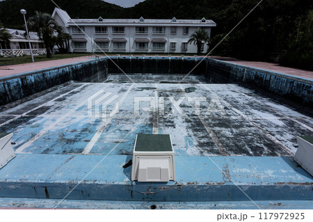 水のない傷んだプール、深い不気味な水泳場、廃墟になった潜水用プール、 117972925