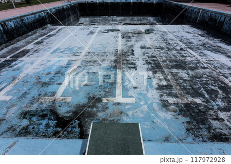 水のない傷んだプール、深い不気味な水泳場、廃墟になった潜水用プール、 117972928