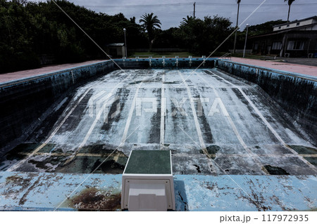 水のない傷んだプール、深い不気味な水泳場、廃墟になった潜水用プール、 117972935