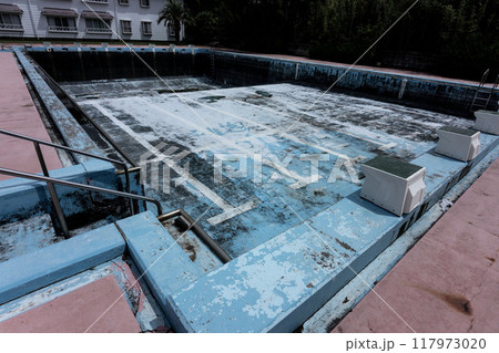 水のない傷んだプール、深い不気味な水泳場、廃墟になった潜水用プール、 水のない傷んだプール、深い不気味な水泳場、廃墟になった潜水用プール、 117973020