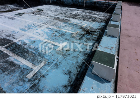 水のない傷んだプール、深い不気味な水泳場、廃墟になった潜水用プール、 117973023
