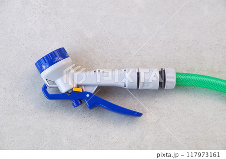 散水用の水道ホースとシャワーノズルと連結部品 散水用の水道ホースとシャワーノズルと連結部品 117973161