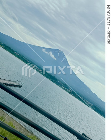 富士山と湖 117973684