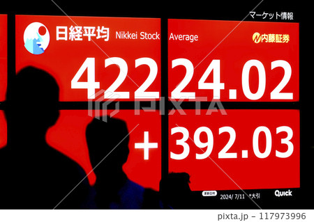 日本の東京都市景観初4万2000円台突破。3日連続史上最高値更新…株価/終値＝11日、日本橋兜町 117973996