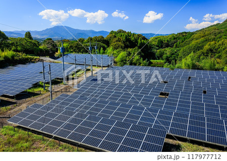 ソーラーパネルと紫尾山 117977712