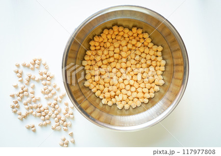 水に浸したひよこ豆、ひよこ豆の水煮 水に浸したひよこ豆、ひよこ豆の水煮 117977808