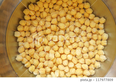 水に浸したひよこ豆、ひよこ豆の水煮 クローズアップ 水に浸したひよこ豆、ひよこ豆の水煮 クローズアップ 117977809