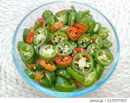 メキシコ産青唐辛子（チレ・セラーノ）器に入ったたくさんの輪切り（緑色、赤色） 117977907