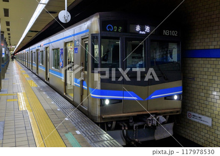 丸の内駅に停車中の名古屋市営地下鉄鶴舞線N3000形電車 117978530