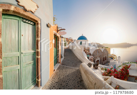 Oia, traditional greek village 117978680