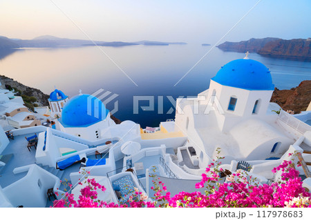 Oia, traditional greek village 117978683