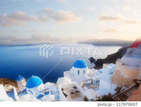 Oia, traditional greek village 117978687