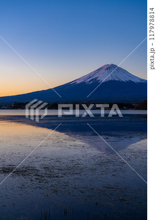 【富士山素材】冬の朝の河口湖から見た富士山【山梨県】 117978814