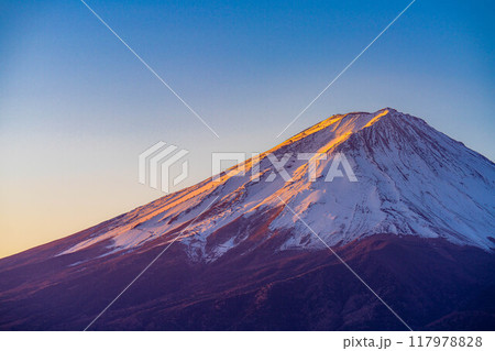 【富士山素材】冬の朝の河口湖から見た富士山【山梨県】 117978828