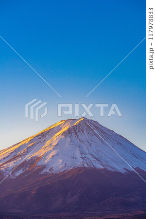 【富士山素材】冬の朝の河口湖から見た富士山【山梨県】 117978833