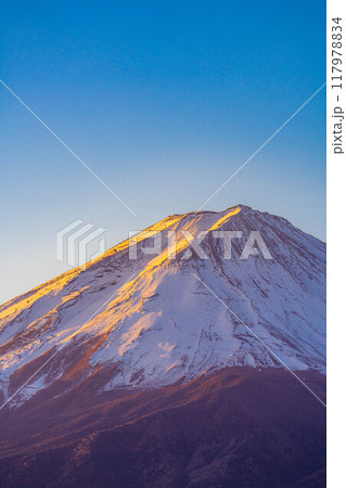 【富士山素材】冬の朝の河口湖から見た富士山【山梨県】 117978834