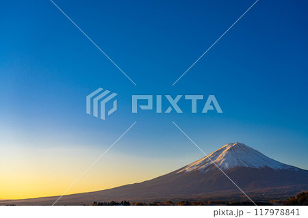 【富士山素材】冬の朝の河口湖から見た富士山【山梨県】 【富士山素材】冬の朝の河口湖から見た富士山【山梨県】 117978841
