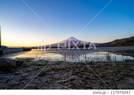 【富士山素材】冬の朝の河口湖から見た富士山【山梨県】 【富士山素材】冬の朝の河口湖から見た富士山【山梨県】 117978847