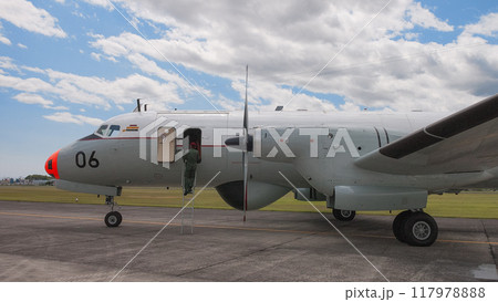 エプロンの海上自衛隊YS-11T-A訓練機 エプロンの海上自衛隊YS-11T-A訓練機 117978888