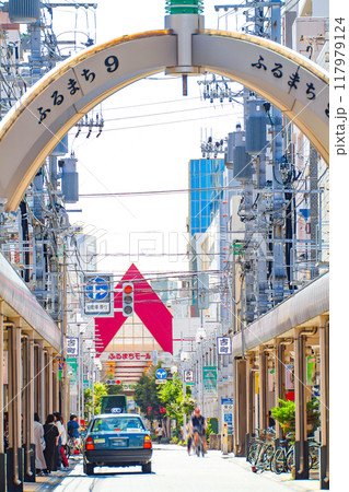 新潟市 古町広小路から見た古町通り 新潟市 古町広小路から見た古町通り 117979124