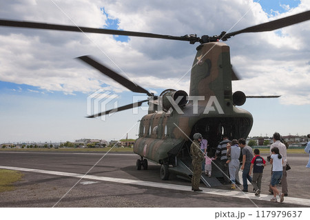 陸上自衛隊CH-47Jチヌークに搭乗する民間人 陸上自衛隊CH-47Jチヌークに搭乗する民間人 117979637