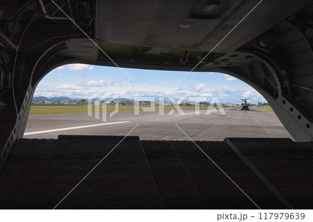 陸上自衛隊CH-47Jチヌークのカーゴランプと滑走路 117979639
