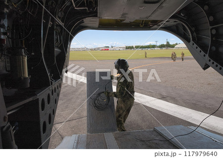陸上自衛隊CH-47Jチヌークのクルーチーフ 117979640
