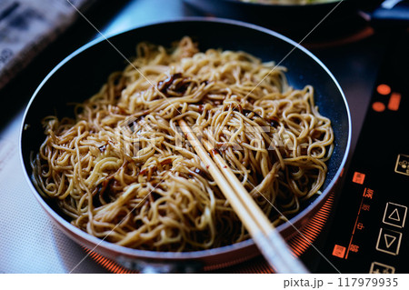焼きそばの麺を炒める 117979935