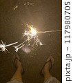 夏の終わりに海で花火 117980705