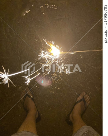 夏の終わりに海で花火 117980705