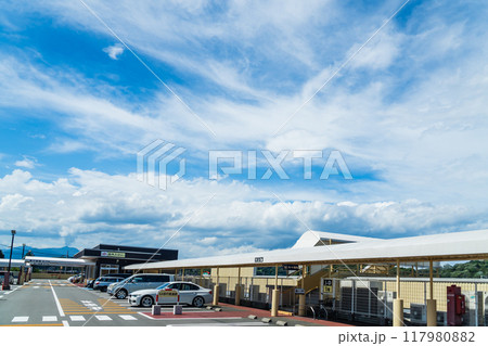 スーパーマーケット屋上で見る風景 117980882