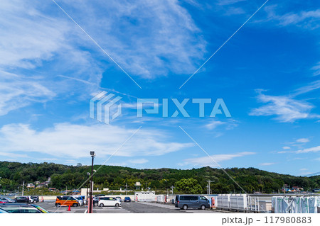 スーパーマーケット屋上で見る風景 117980883