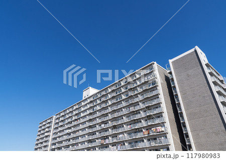 青空に映えるマンション 117980983