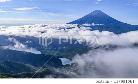 雲海の上に浮かぶ富士山(山梨県・王岳より) 雲海の上に浮かぶ富士山(山梨県・王岳より) 117981061