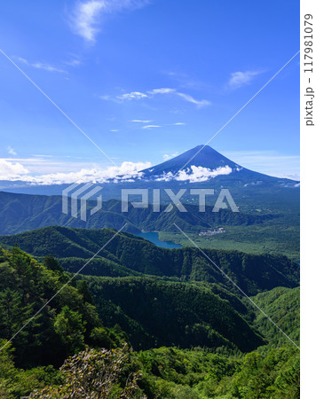 山梨県・王岳付近の稜線から見る雄大な富士山の眺め 117981079