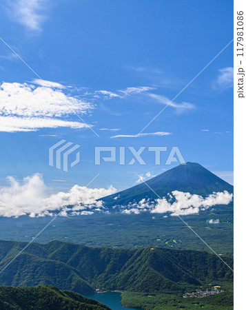山梨県・王岳付近の稜線から見る雄大な富士山の眺め 山梨県・王岳付近の稜線から見る雄大な富士山の眺め 117981086