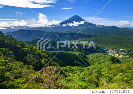山梨県・王岳付近の稜線から見る雄大な富士山の眺め 117981091