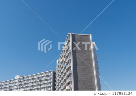 青空に映えるマンション 117981124