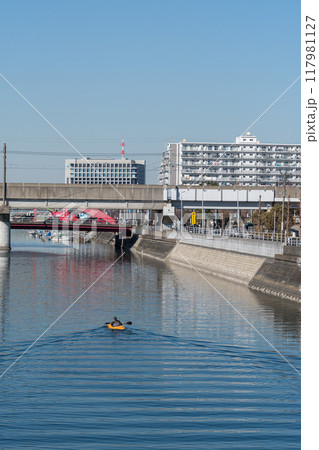 都市部の河川でカヤックをする 117981127