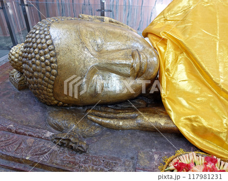 インドの仏教聖跡クシナガラの涅槃堂に安置されるお釈迦様の頭北面西で寂静された涅槃部のお顔 117981231