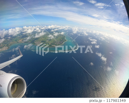 飛行機から見る南の島 117981349