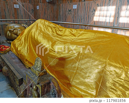 インドの仏教聖跡-四大聖地-のひとつクシナガルの涅槃堂に安置される6メートルの涅槃仏 117981856