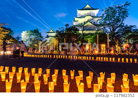 三重県伊賀市 伊賀上野城での夏のライトアップイベントのお城のまわり 天守閣と本丸に並べられた灯り 三重県伊賀市 伊賀上野城での夏のライトアップイベントのお城のまわり 天守閣と本丸に並べられた灯り 117982352