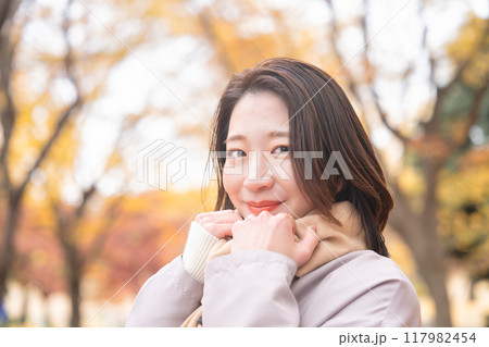 紅葉狩りを楽しむ若い女性 紅葉狩りを楽しむ若い女性 117982454
