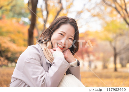 紅葉狩りを楽しむ若い女性 117982460